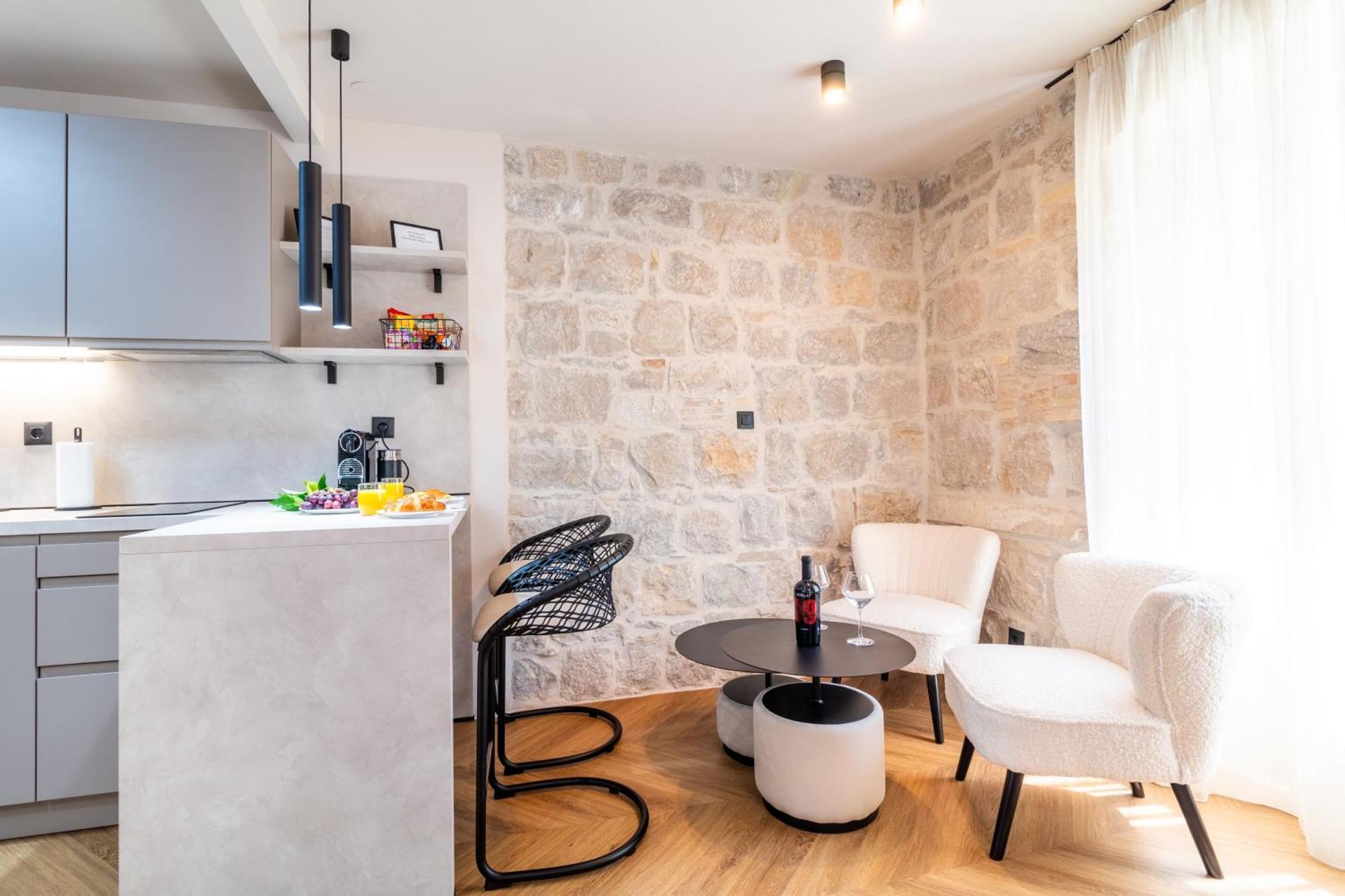 Apartment Centre In Stone House Split Exterior photo